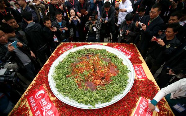 Giant fish head with diced hot peppers recorded in China's Changsha