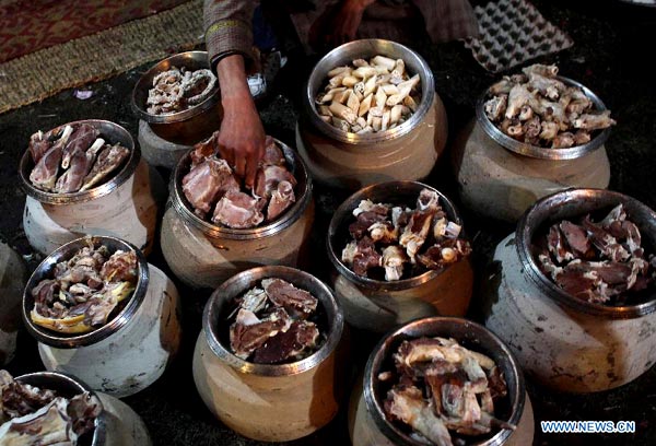 Kashmiri chefs prepare traditional feast Wazwan for wedding