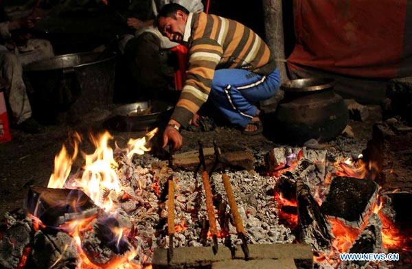 Kashmiri chefs prepare traditional feast Wazwan for wedding