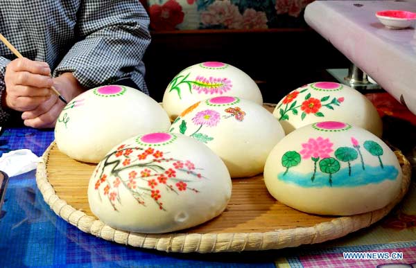 Locals steam colorful buns to greet Spring Festival