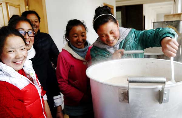 Lhasa orphans mark Tibetan New Year with noodle feast