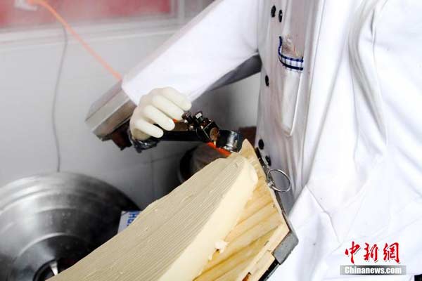 Robot makes noodles at campus canteen