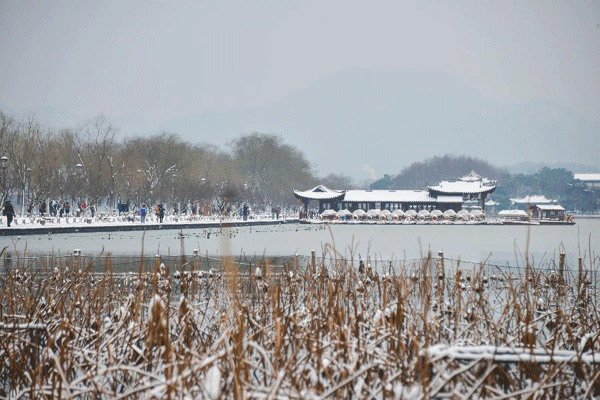 Tourists wonder by West Lake after snowfall in China's Hangzhou