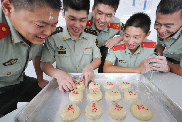 Soldiers prepare homemade mooncakes