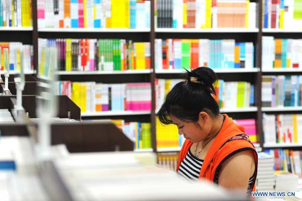 Bookstore: a good place for students to spend vacation