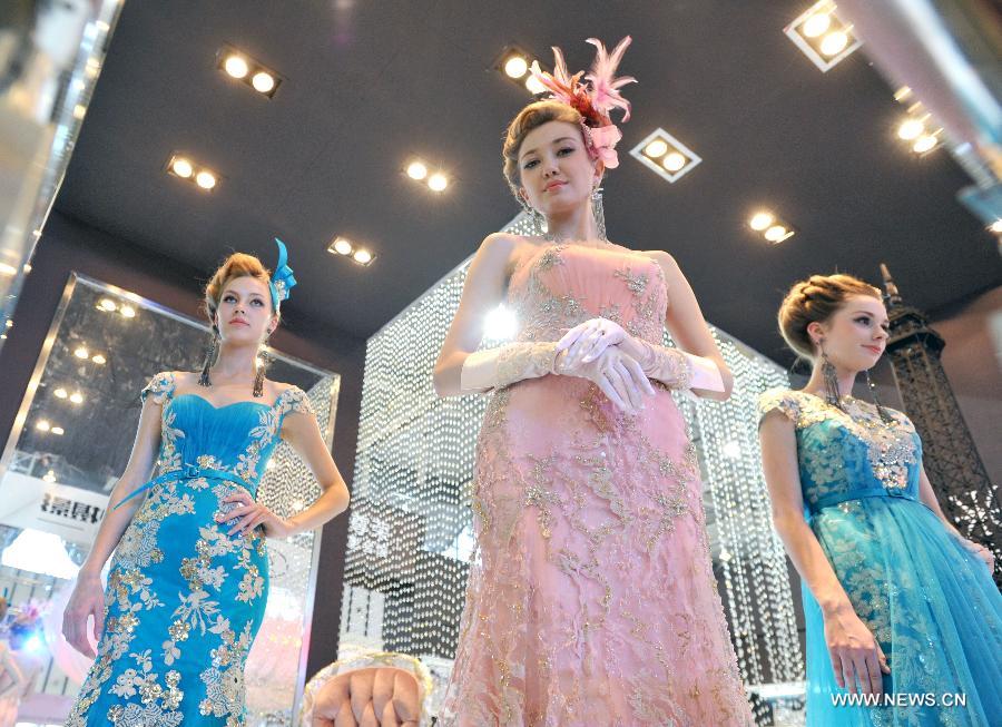 Models showcase elegance at wedding expo in Nanjing