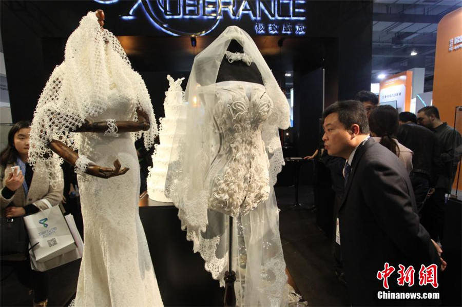 Wedding dresses made by 3D printer attract attention