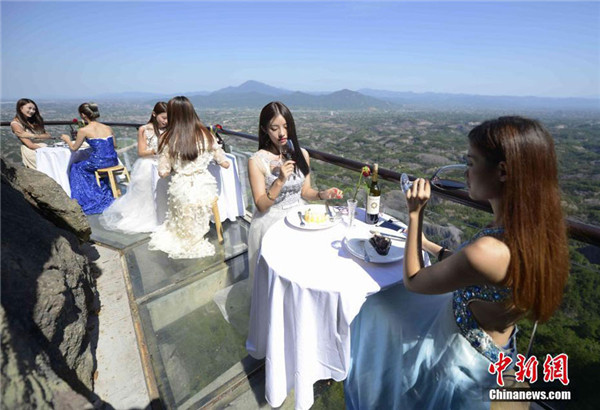 Restaurant uses glass skywalk to attract visitors