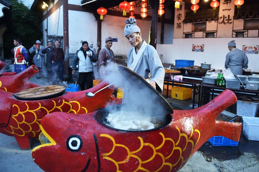 Cooks make dishes in 8th fish fair in Zhejiang