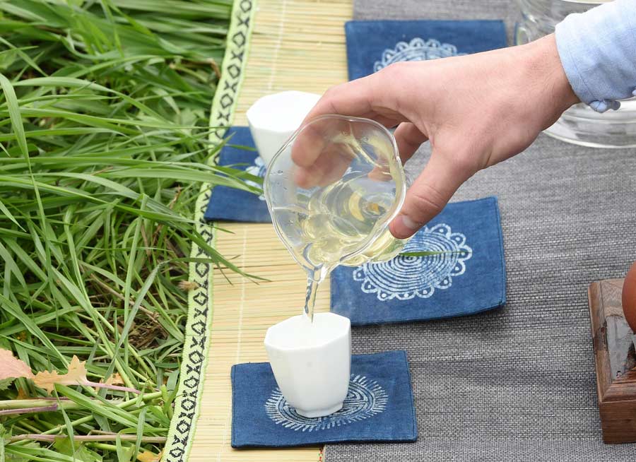 Expats get a 'taste' of Chinese tea culture in Guizhou