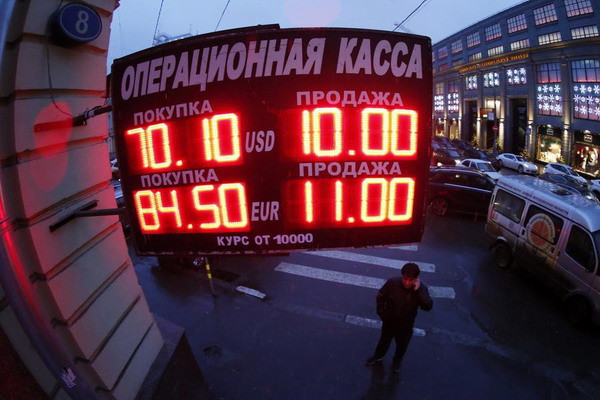 Experts: Nosedive of Russian rouble rings alarms