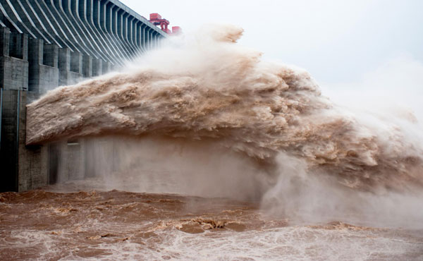 Three Gorges Dam opens sluices as water level pushed up