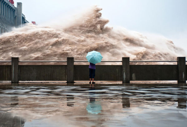 Three Gorges Dam opens sluices as water level pushed up