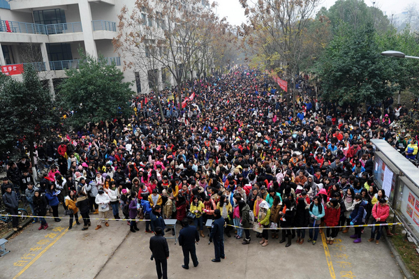 Candidates of National College English Test wait for entering exam rooms at Hubei University of Economics in Wuhan, Central China's Hubei province, Dec 22, 2012. Weekly Photos: Dec 17 - 23