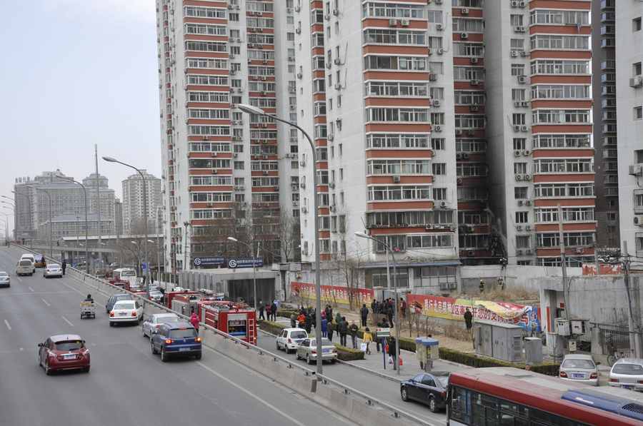 Fire hits residential building in Beijing