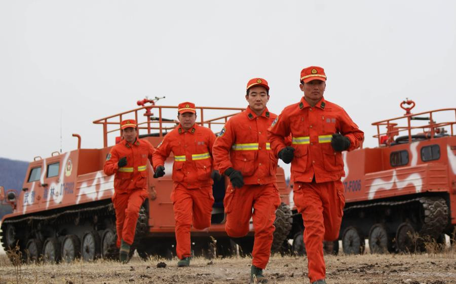 Tanks tackle wildfires in NE China