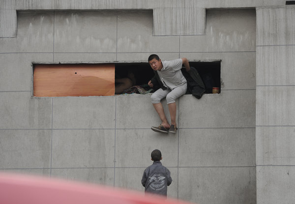 Street children live in hole in a wall