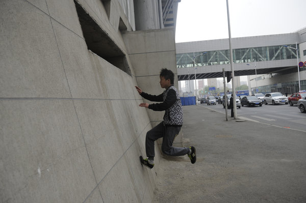 Street children live in hole in a wall