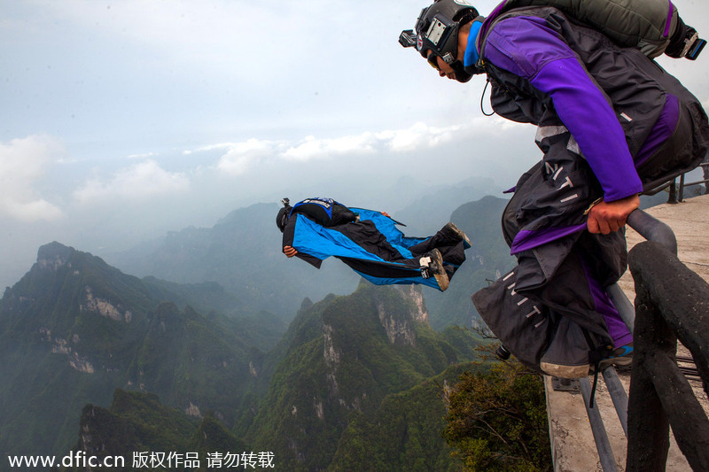 Two daredevil Russian wingsuiters jump Tianmen Mountain