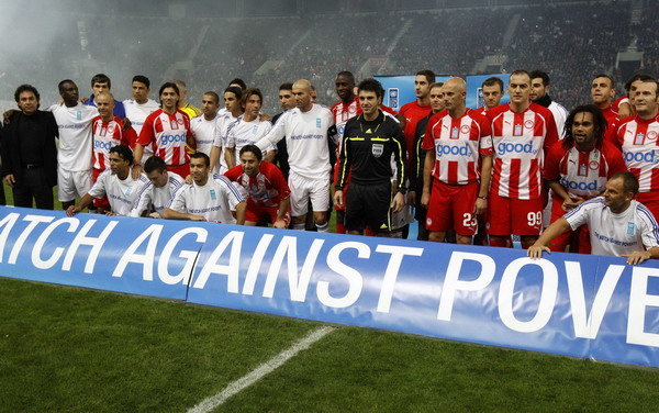 Soccer stars play match against poverty