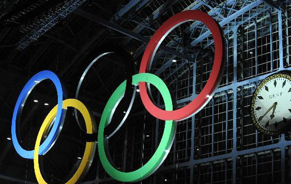 London unveils first giant Olympic Rings