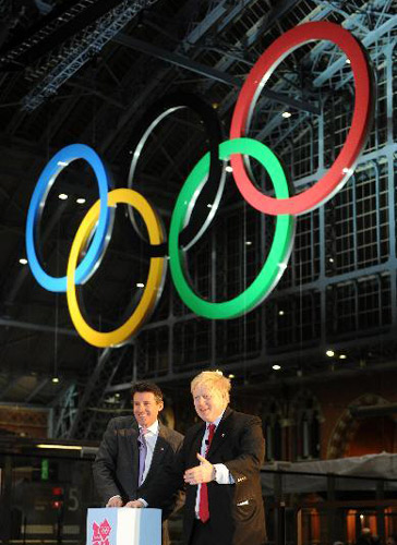 London unveils first giant Olympic Rings