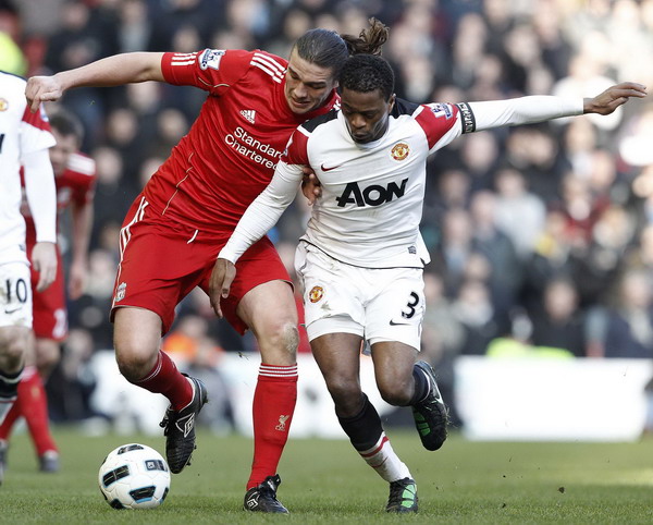 United loses 3-1 at Liverpool, Spurs draw