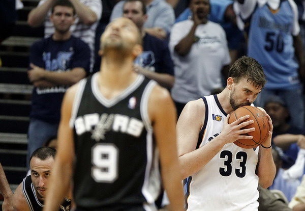 Grizzlies push Spurs to brink