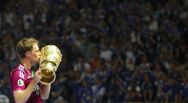 Schalke crush Duisburg 5-0 to lift German Cup