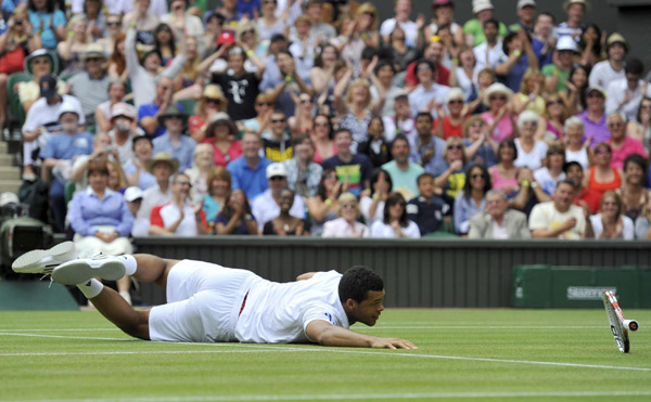 Federer cut down by inspired Tsonga despite 2-set lead