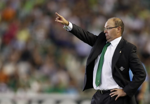 Real Betis' coach Pepe Mel points during their Spanish First Division soccer match against Real Zaragoza at Benito Villamarin stadium in Seville Sept 22, 2011. Real Betis coach Mel reveals literary bent