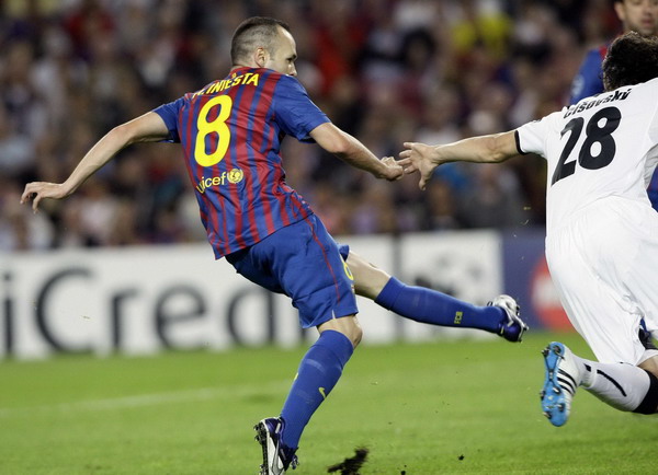 Barcelona's Andres Iniesta (L) shoots to score against Viktoria Plzen during their Champions League Group H soccer match at the Nou Camp stadium in Barcelona, Oct 19, 2011. Iniesta, Villa lift wasteful Barca