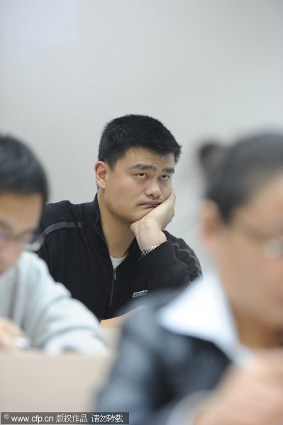Yao attends a history class at Shanghai Jiaotong University on Nov 7, 2011. Yao Ming becomes management-school freshman