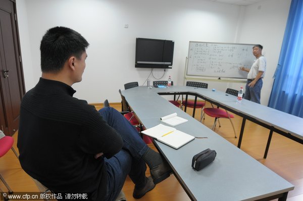 Yao takes a math class at Shanghai Jiaotong University on Nov 7, 2011. Yao Ming becomes management-school freshman