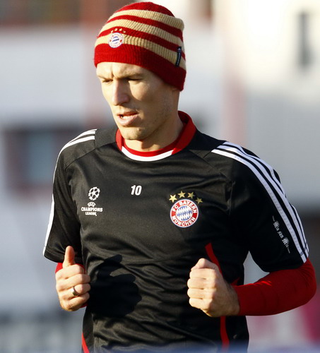 Bayern Munich's injured Arjen Robben runs during a practice session at the club's training complex in Munich, Nov 1, 2011. Bayern Munich's Robben back in team training