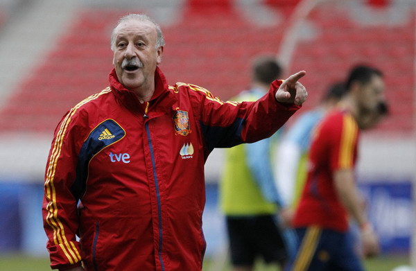 Spain's national soccer team coach Vicente del Bosque gives instructions to his players during a practice session at National stadium in San Jose Nov 14, 2011. England defeat no cause for alarm, Del Bosque says
