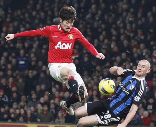 Ex-Manchester United midfielder Darron Gibson did his old club a huge favour by scoring the winner for Everton in a 1-0 victory over Premier League leaders Manchester City. United join beaten City at Premier League summit