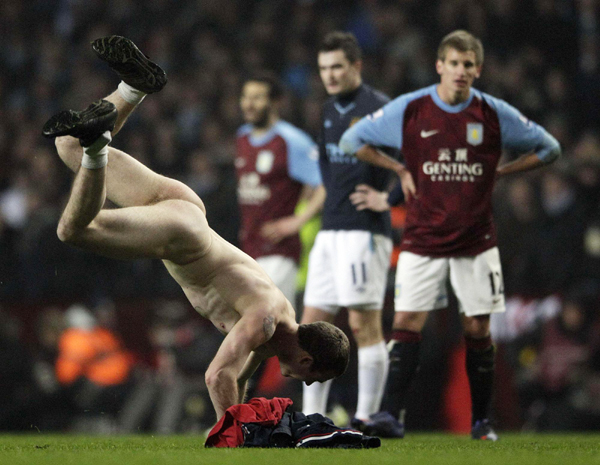 Joleon Lescott's 62nd-minute goal and a brilliant late save by goalkeeper Joe Hart sent Manchester City back to the top of the Premier League with a tense 1-0 win at Aston Villa on Sunday. Streaker invades as Man City back to the top