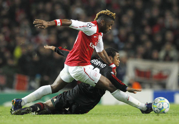 AC Milan survived an almighty scare against a rejuvenated Arsenal to scrape into the Champions League quarter-finals 4-3 on aggregate on Tuesday despite being thrashed 3-0 by the London side. AC Milan survives Arsenal onslaught to advance