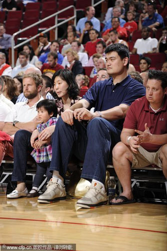 Yao watches Rockets games with wife and daughter