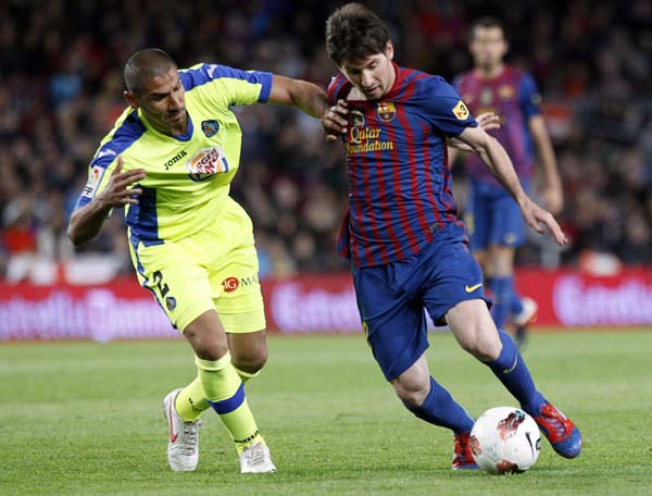 Barca trail one point behind Real after crushing victory