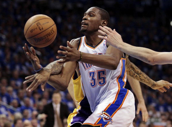 Rested Thunder rout leg-weary Lakers