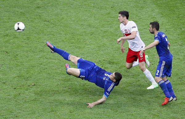 Euro kick-off: Poland held by Greece, two sent off