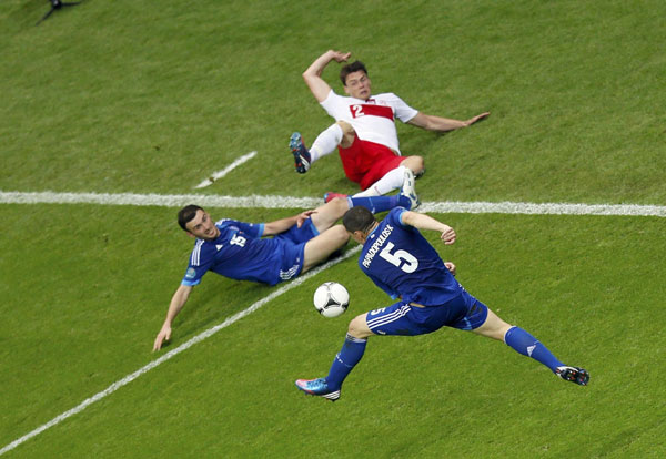 Euro kick-off: Poland held by Greece, two sent off