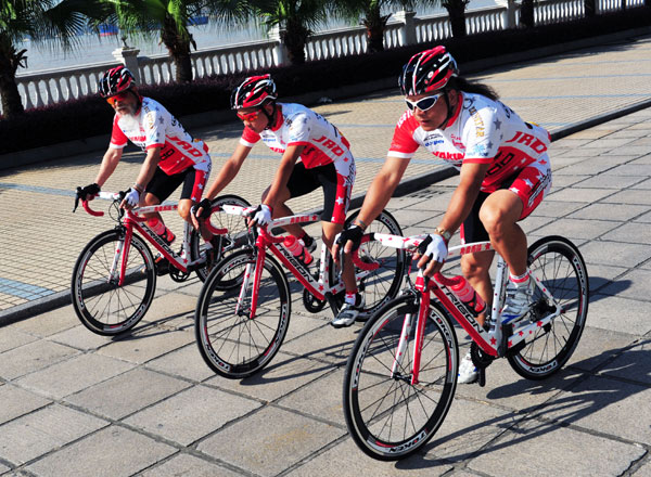 Famous cyclist’s family pedals 4,500km