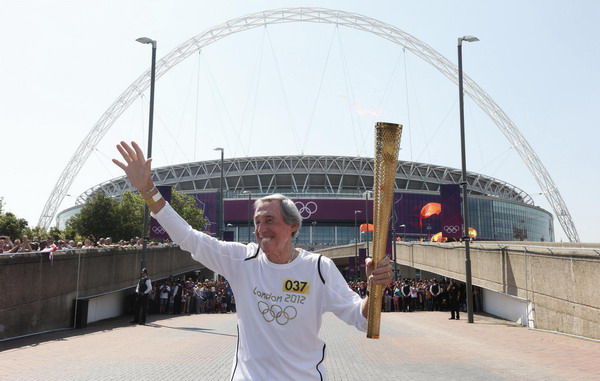 Olympic torch relay continues in London
