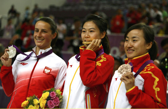 Yi Siling wins first gold of London Olympics