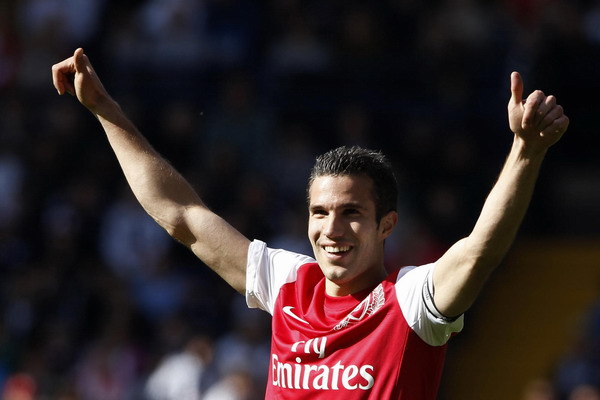 Arsenal agree to sell Van Persie to Man United