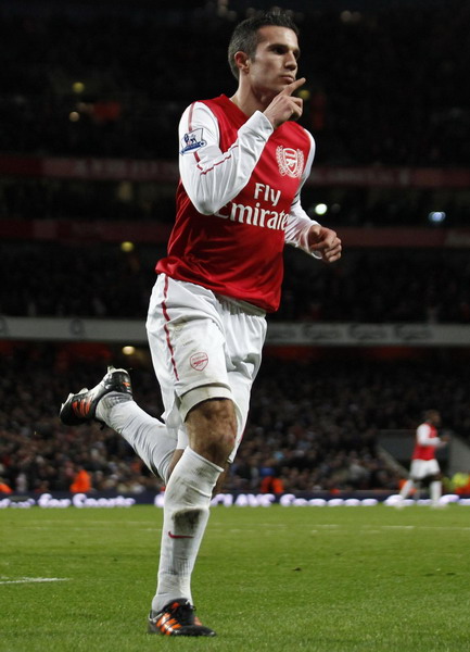 Arsenal agree to sell Van Persie to Man United