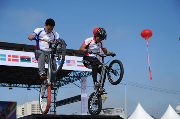 Cyclists bring their tricks to NE China